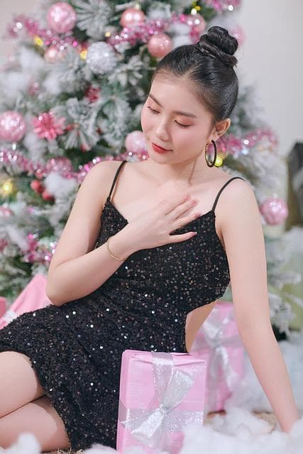 Jaką biżuterię wybrać do małej czarnej? Najmodniejsze propozycje na ten sezon