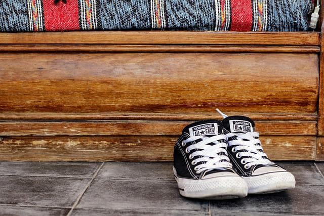 Sneakersy damskie - jak wybrać modne i wygodne buty na każdą okazję?