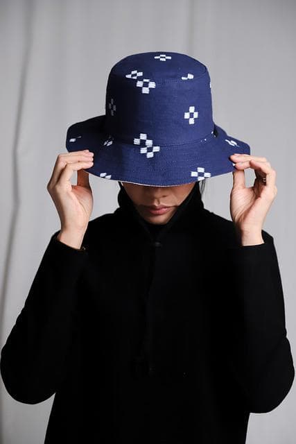 Jak nosić bucket hat? Pomysły na modne stylizacje na co dzień